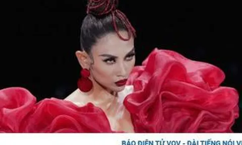 Võ Hoàng Yến hóa đóa hồng, nhảy múa trên sàn diễn thời trang
